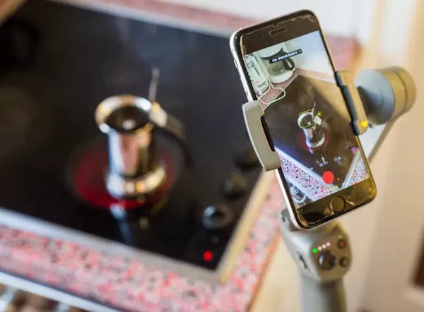 Móvil en estabilizador grabando una cocina